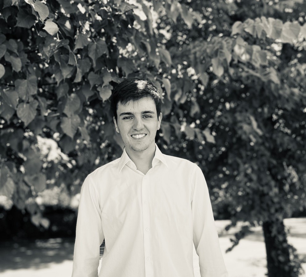 schwarz-weiß Portrait unseres IT-Techniker Florentin Blechl