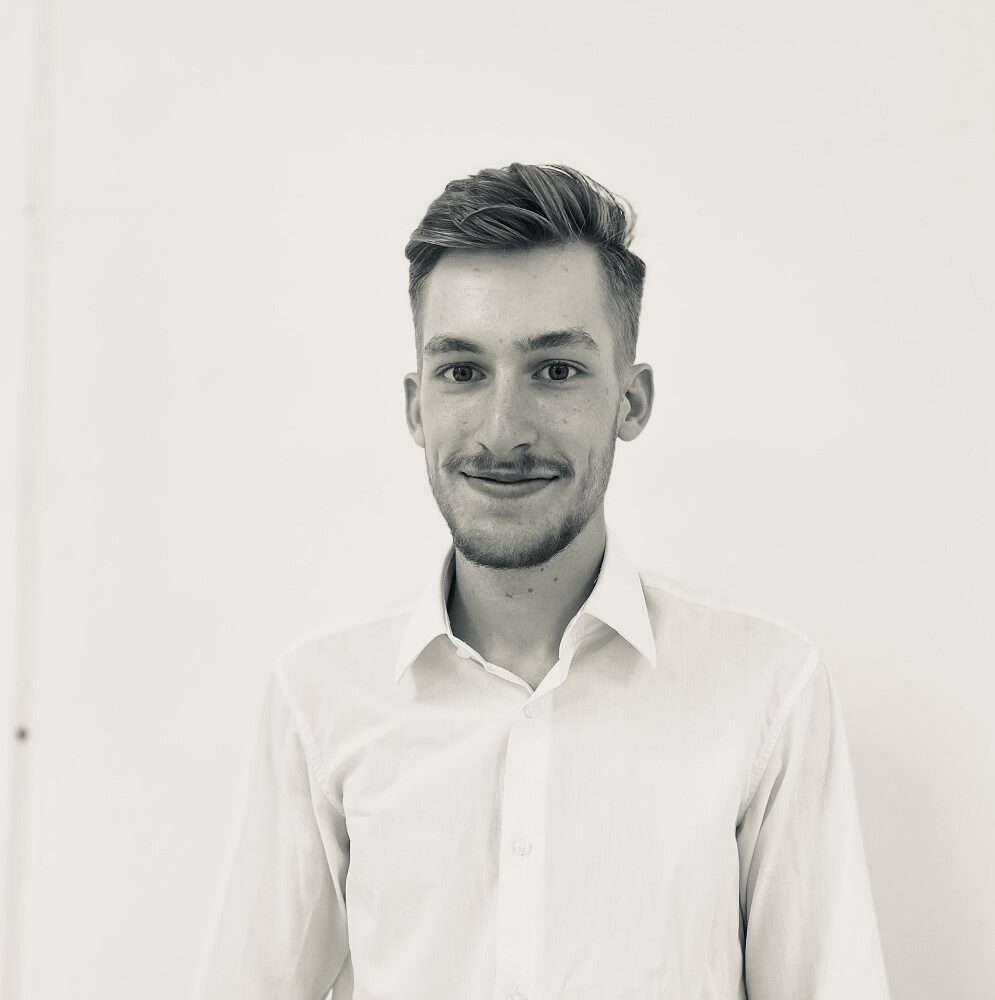 schwarz-weiß Portrait unseres IT-Technikers Nico Zechner
